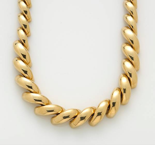 Appraisal: An eighteen karat gold graduated curb link necklace Italy weighing