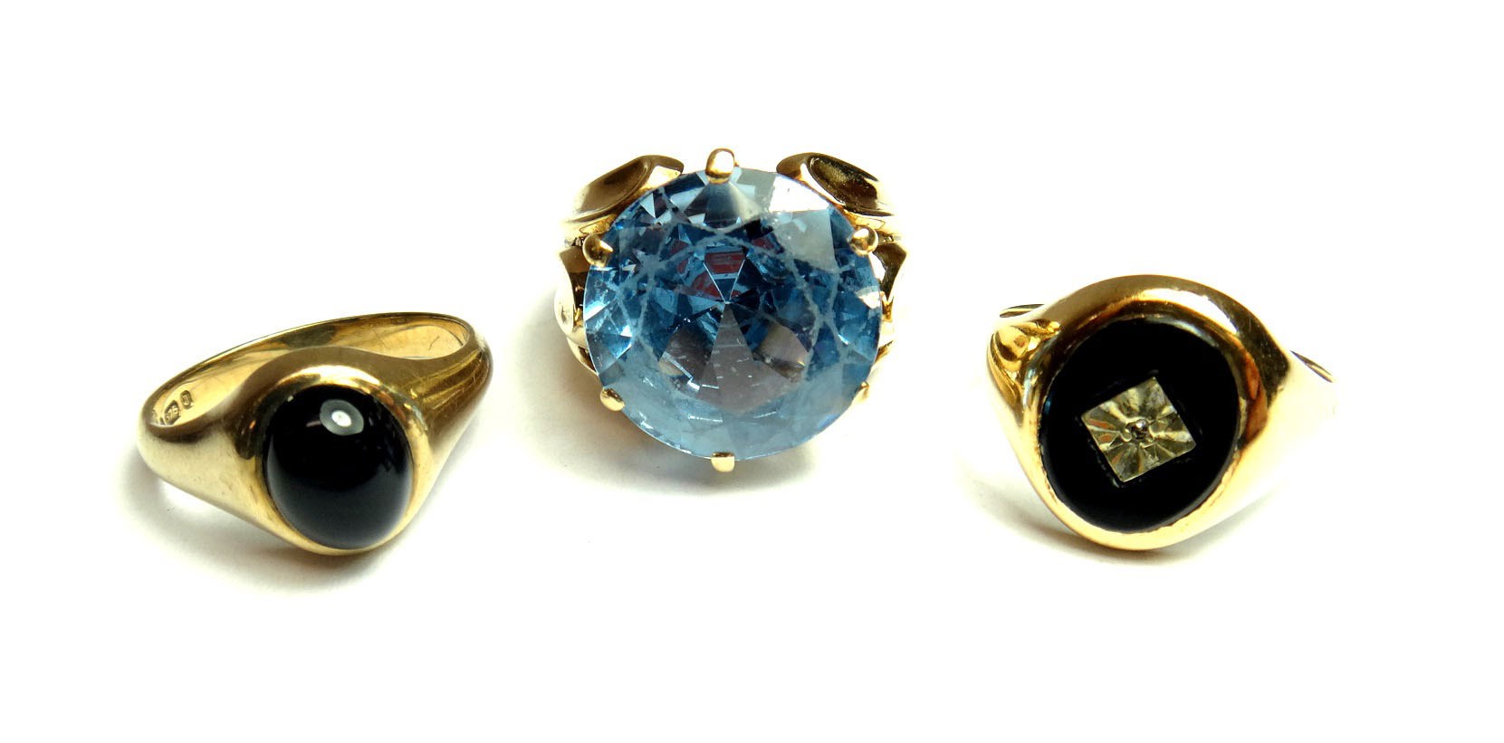 Appraisal: A gold and pale blue gem set solitaire ring a