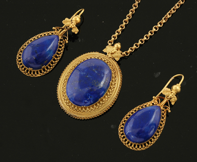 Appraisal: An Antique Australian gold and lapis lazuli pendant and earrings