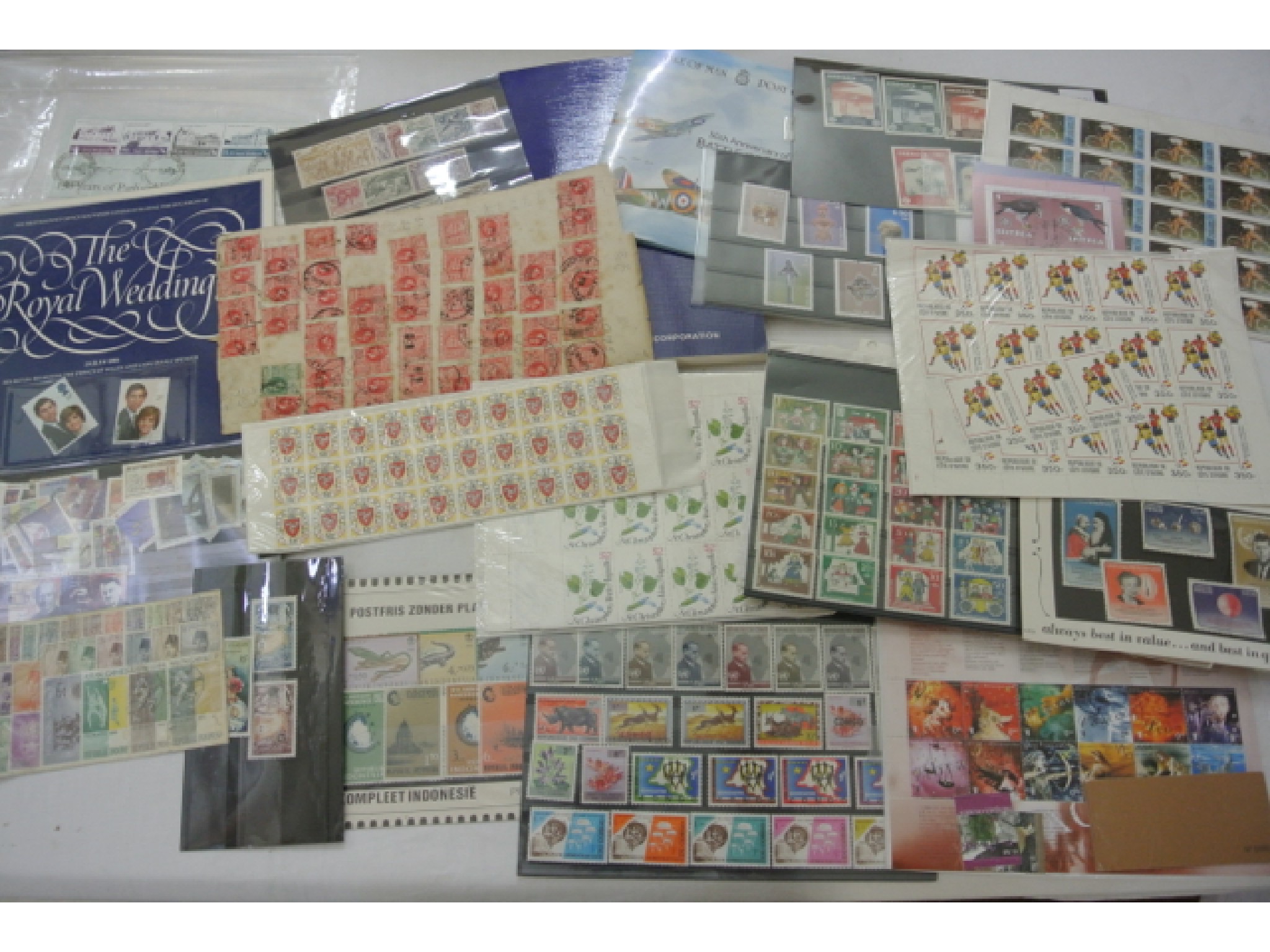 Appraisal: A tray of sorted world mint stamps single part sheets