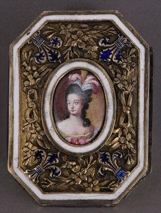 Appraisal: CONTINENTAL ENAMEL-MOUNTED GOLD SNUFF BOX The chamfered rectangular lid centered