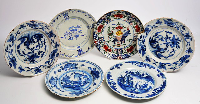 Appraisal: A PAIR OF TH CENTURY DUTCH DELFTWARE PLATES decorated with