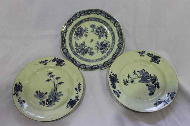 Appraisal: FIVE CHINESE EXPORT BLUE AND WHITE SAUCER DISHES with willow