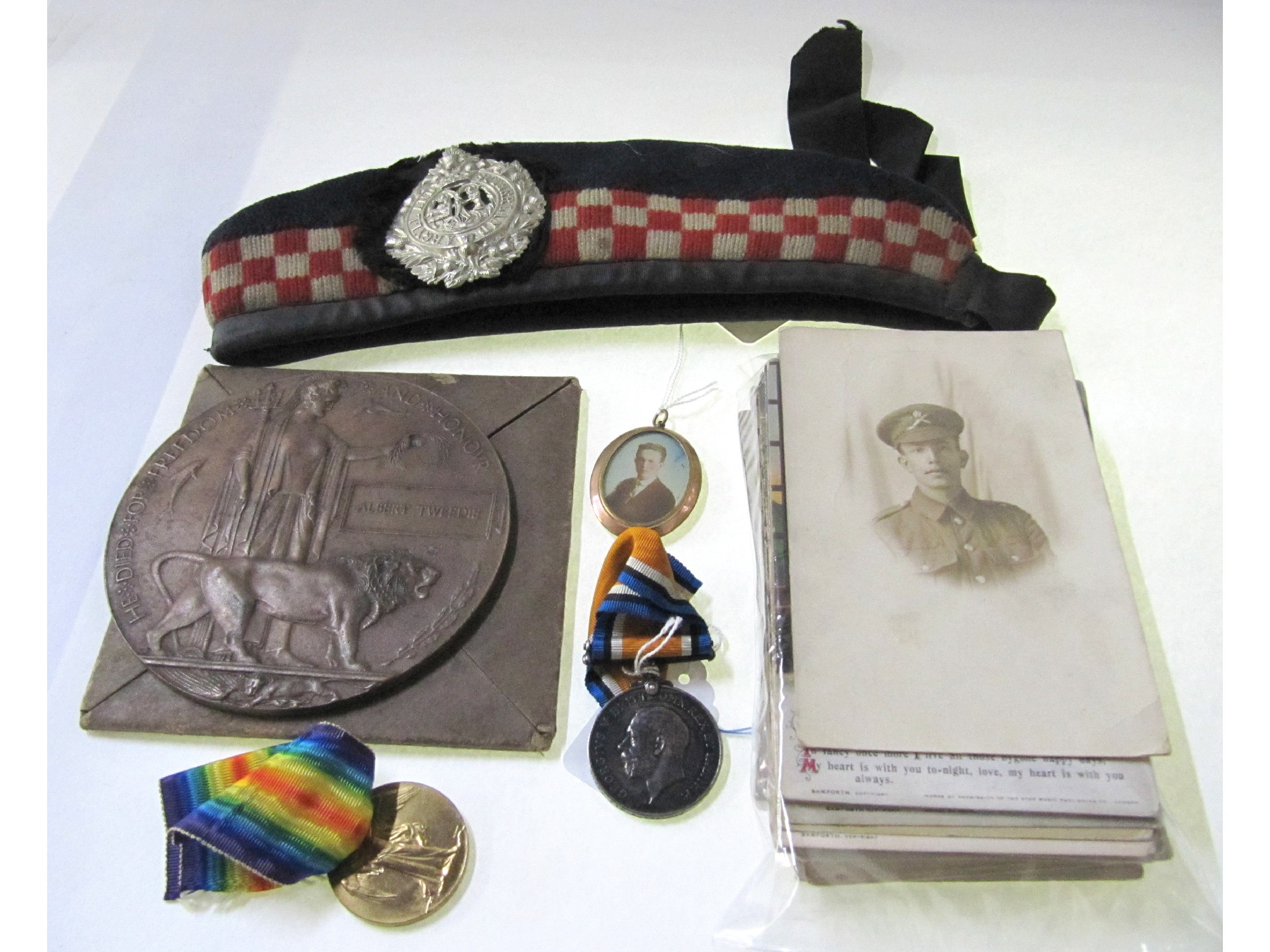 Appraisal: A World War One group of two to Pte A