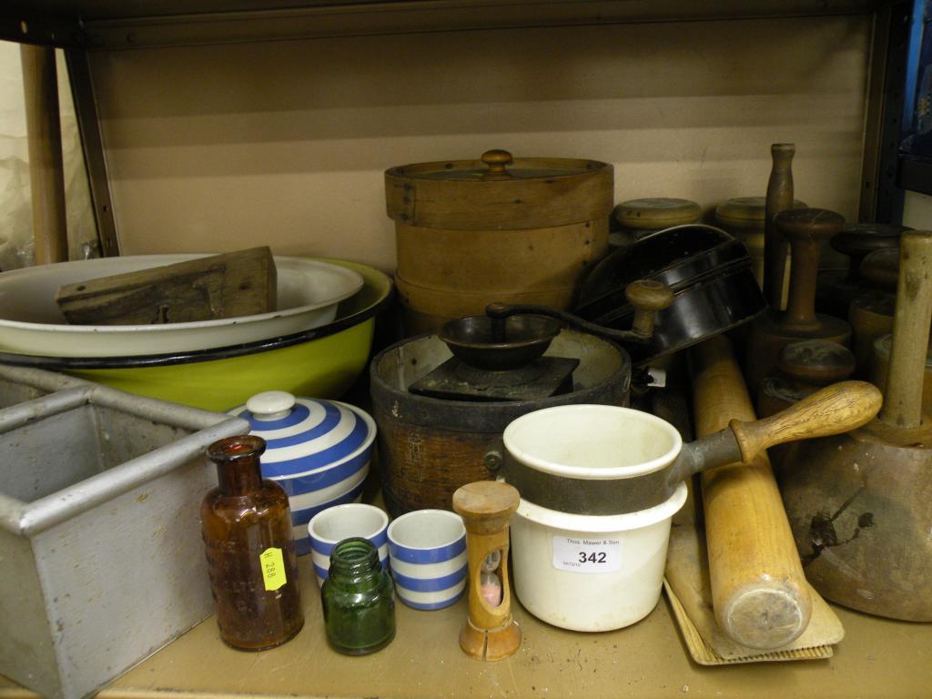 Appraisal: A quantity of kitchenalia to include grain measures a painted