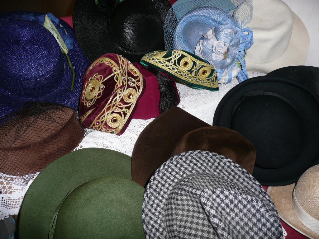 Appraisal: A group of hats - various style and eras including