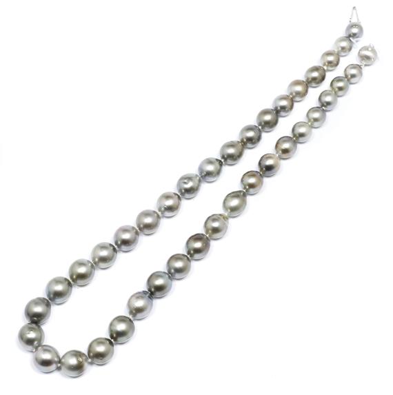 Appraisal: A TAHITI PEARL NECKLACE White gold clasp Elegant necklace composed