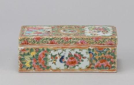 Appraisal: CHINESE EXPORT ROSE MEDALLION PORCELAIN RAZOR BOX th CenturyIn rectangular