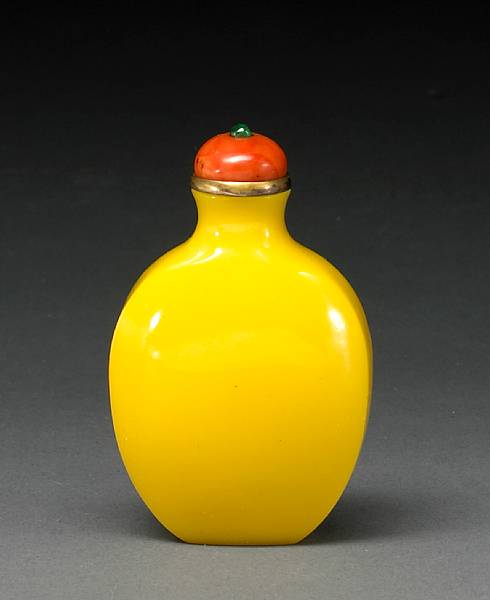 Appraisal: A yellow glass snuff bottle th Century The oval shaped