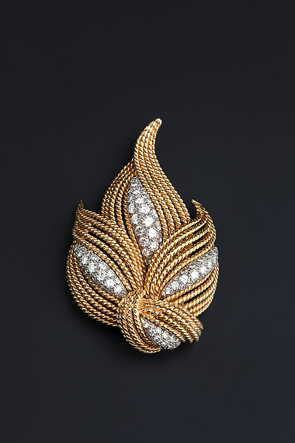 Appraisal: A DIAMOND SET BROOCH designed as a stylised foliate spray