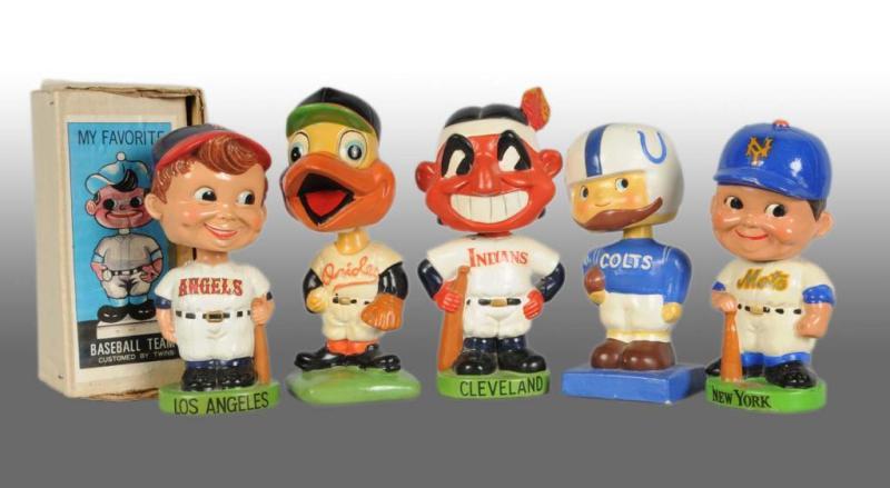 Appraisal: Lot of Baseball Football Bobble Head Dolls Description Japanese Includes