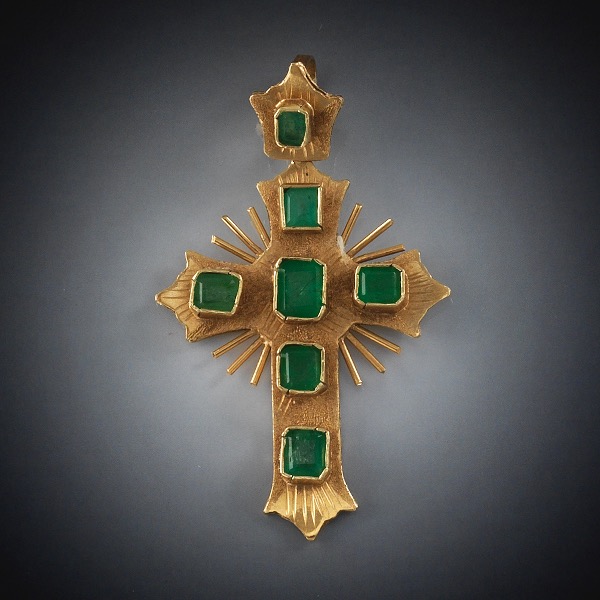 Appraisal: EMERALD AND GOLD CROSS PENDANT L x W k yellow