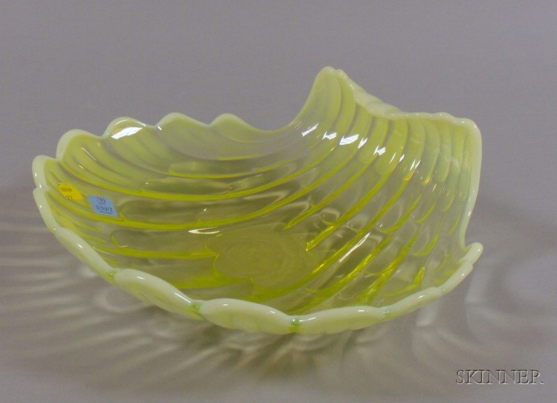 Appraisal: Vaseline-type Glass Shell-form Fruit Dish green color flowing to white