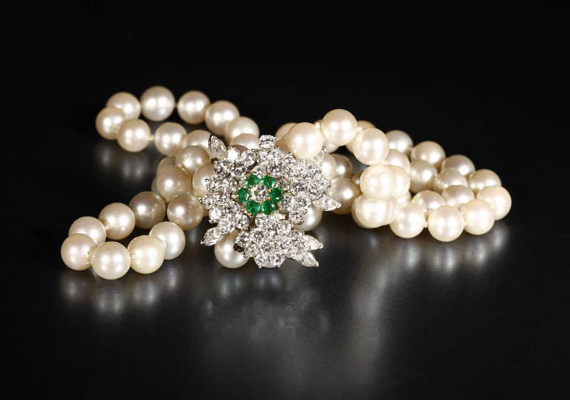 Appraisal: A cultured pearl diamond and emerald necklace A cultured pearl