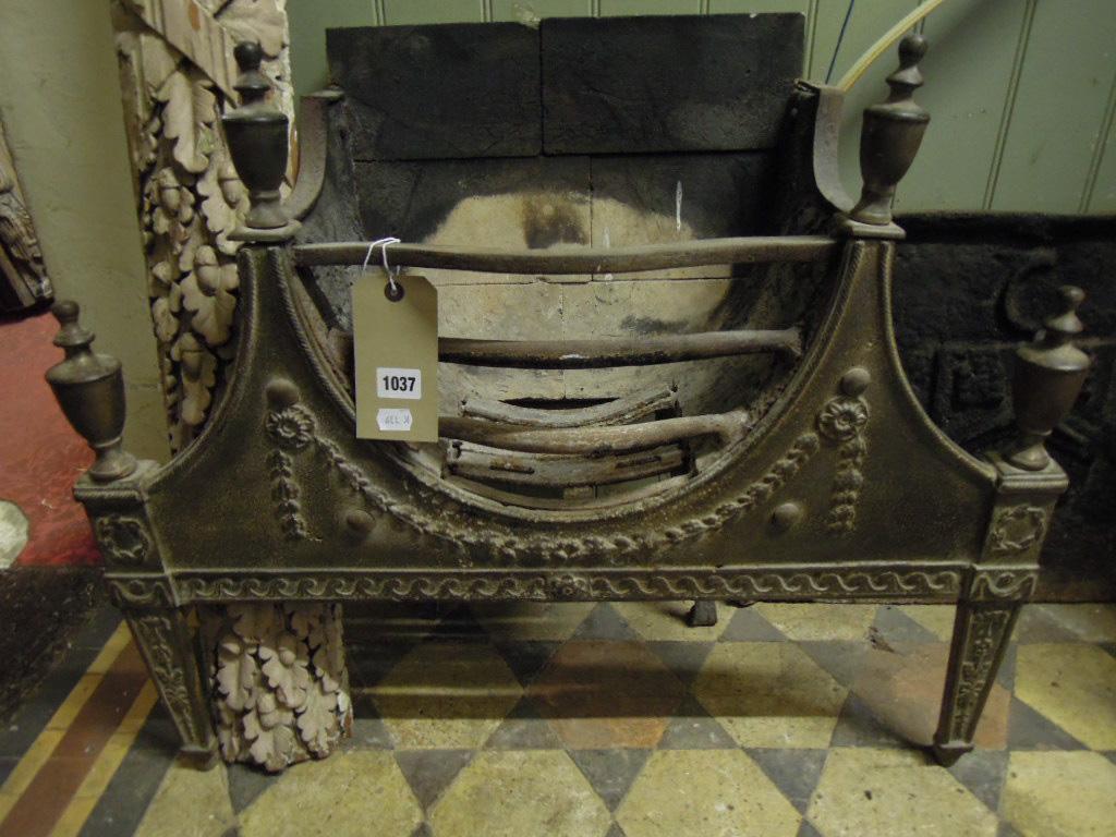 Appraisal: A Georgian style fire grate with serpentine basket and brass