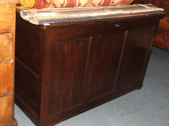 Appraisal: AN ANTIQUE OAK COFFER the interior fitted candle box enclosed