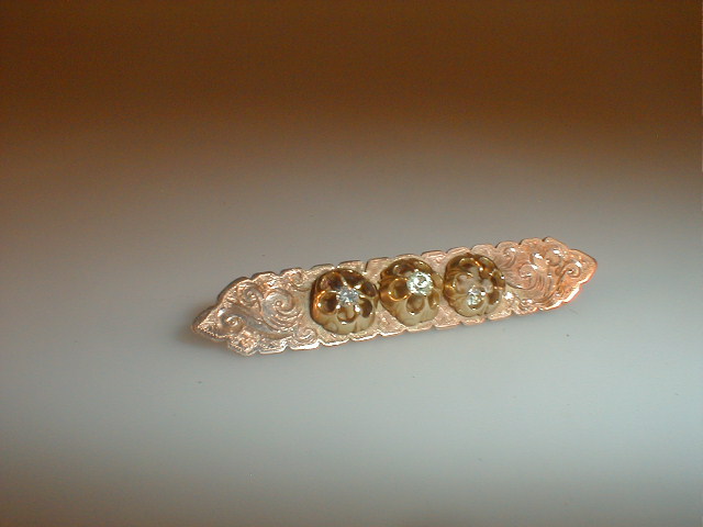 Appraisal: A Victorian bar brooch set with three small diamonds as