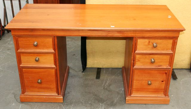 Appraisal: A pine pedestal desk