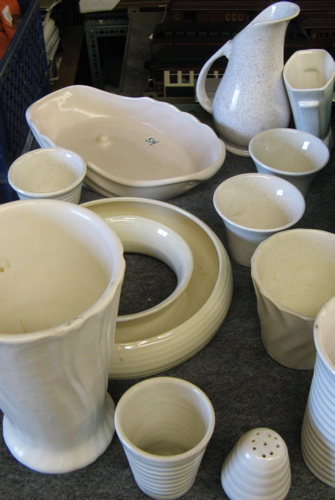 Appraisal: A GROUP OF CALIFORNIA BAUER POTTERY TABLEWARE C - in