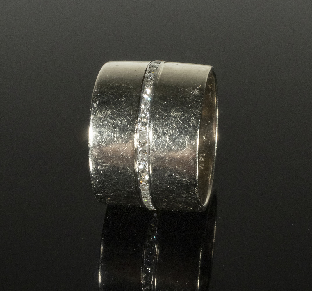 Appraisal: LADIES DIAMOND RING K White Gold Ring with central band