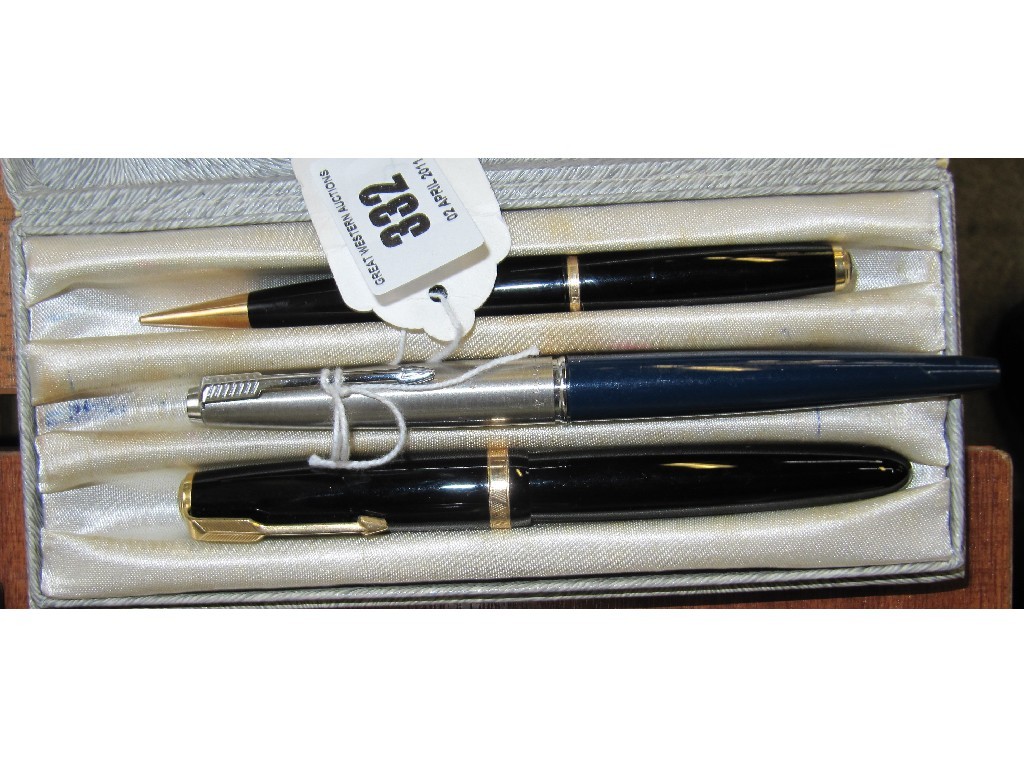 Appraisal: Lot comprising Parker Duofold pen and pencil set and a