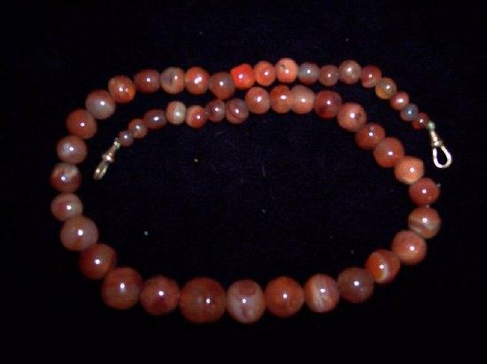 Appraisal: An agate necklet of pale brown stones