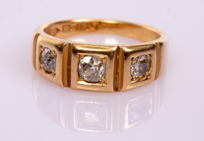 Appraisal: A Victorian three-stone diamond ring set in ct yellow gold