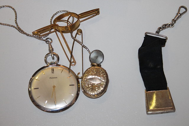 Appraisal: A SMALL QUANTITY OF MISCELLANEOUS JEWELLERY including a ct gold