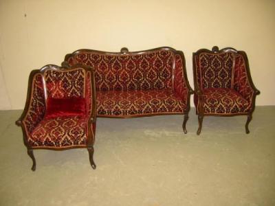 Appraisal: A VICTORIAN WALNUT FRAMED SALON SUITE upholstered in red cut