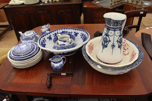 Appraisal: A QUANTITY OF BLUE AND WHITE CERAMICS to include a