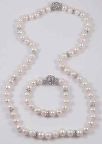 Appraisal: FRESHWATER PEARL NECKLACE AND BRACELET SET the necklace strung with