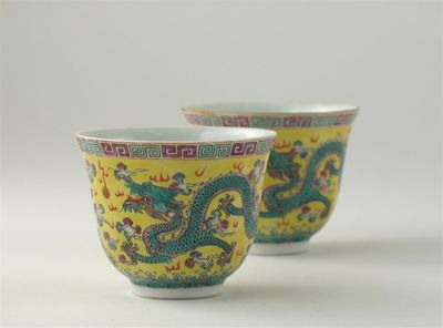 Appraisal: A pair of Chinese famille rose flared U-shaped cups each