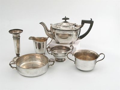 Appraisal: A mixed lot of silver items comprising an Edwardian bachelor's