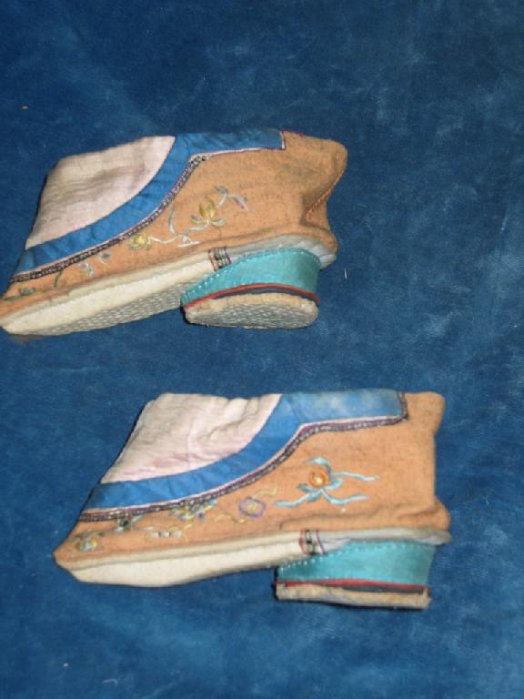 Appraisal: A pair of Chinese ladies fabric shoes with polychrome decoration