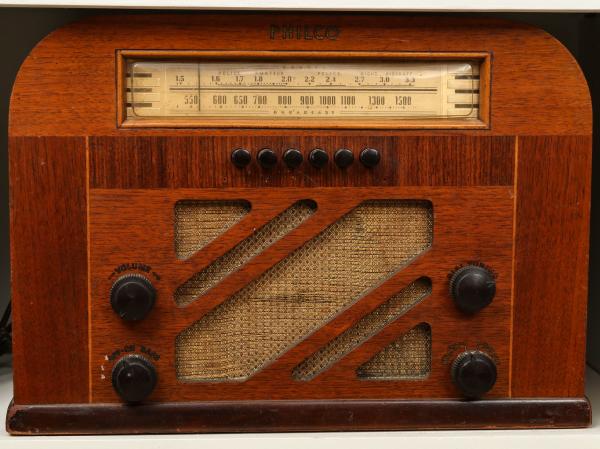 Appraisal: A S PHILCO WOOD CASE TABLE TOP RADIOThe Philco -