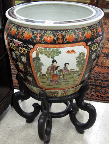 Appraisal: CHINESE FAMILLE NOIRE PORCELAIN FISHBOWL ON STAND The exterior of