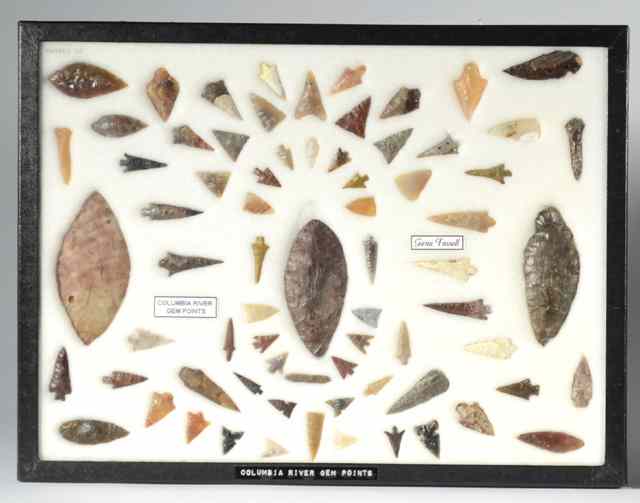 Appraisal: A COLLECTION OF APPROXIMATELY NATIVE AMERICAN INDIAN GEM HUNTING POINTS