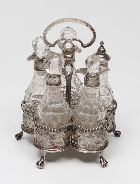 Appraisal: AN EARLY TH CENTURY SILVER CRUET STAND with central looped