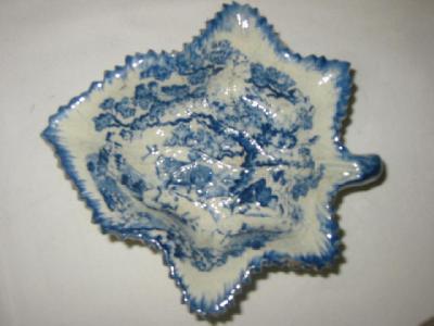 Appraisal: A PEARLWARE LEAF PICKLE DISH blue printed with a pastoral