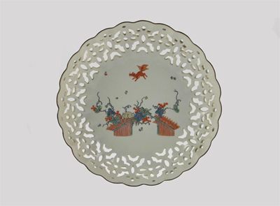 Appraisal: A large Meissen scallop-edged dish painted in the Kakiemon palette