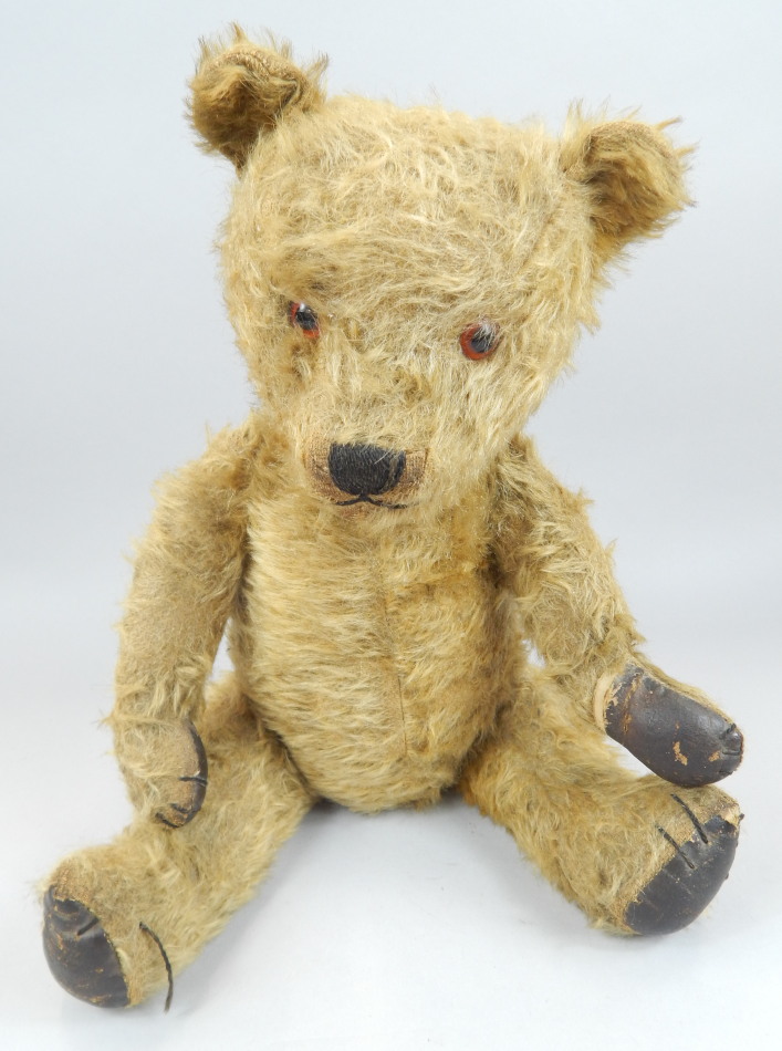 Appraisal: An early to mid thC teddy bear with brown painted