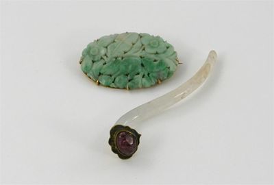 Appraisal: A Chinese oval jade reticulated brooch carved with a squirrel