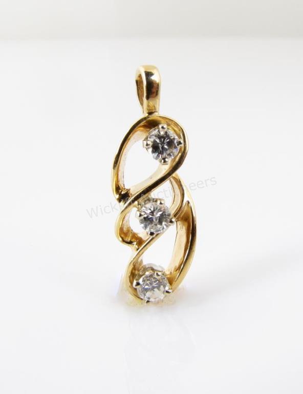 Appraisal: A K yellow gold pendant with three diamonds each approximately