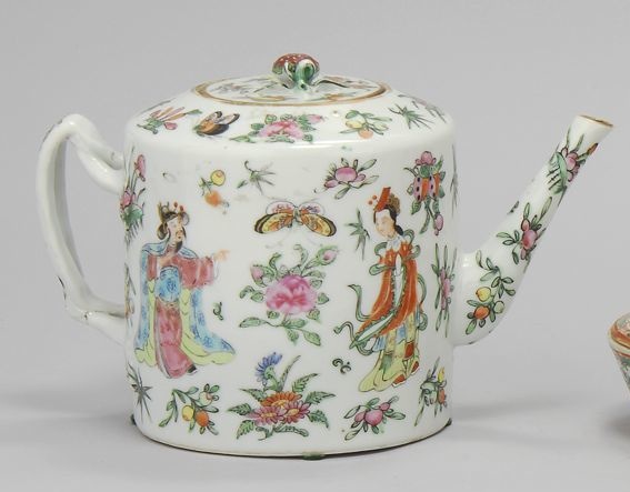 Appraisal: CHINESE EXPORT PORCELAIN DRUM-FORM TEAPOT Circa Decorated with mandarin figures