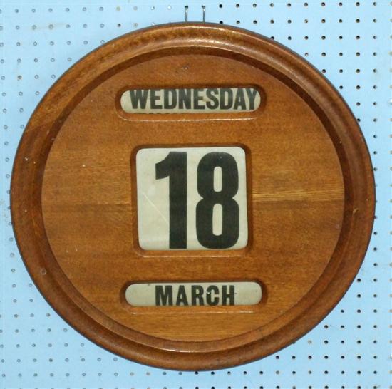 Appraisal: Oak cased circular wall calendar with day date and month