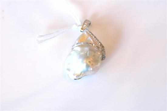 Appraisal: A BAROQUE PEARL AND DIAMOND PENDANT IN CT WHITE GOLD