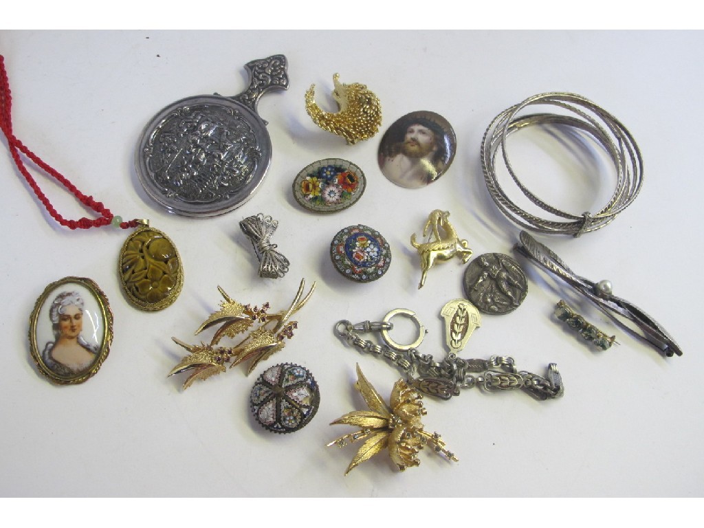 Appraisal: Box of costume jewellery