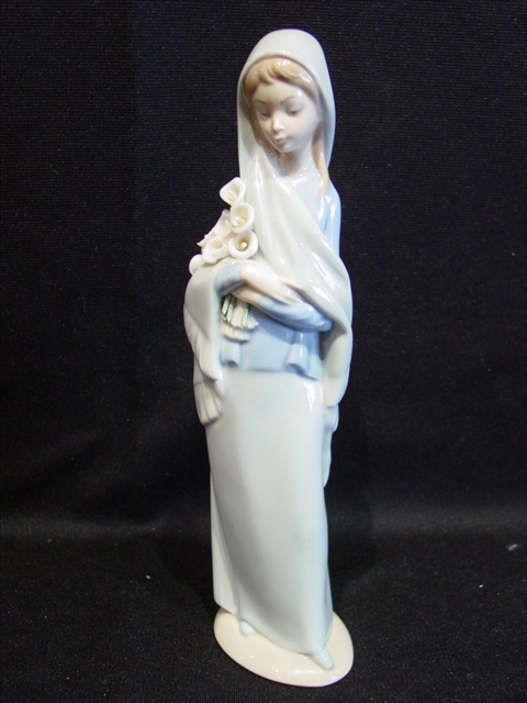 Appraisal: LLADRO FIGURINE OF WOMAN HOLDING FLOWERS