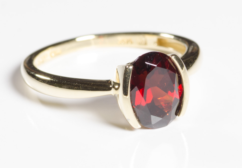 Appraisal: GARNET AND FOURTEEN KARAT GOLD SOLITAIRE RING featuring a single