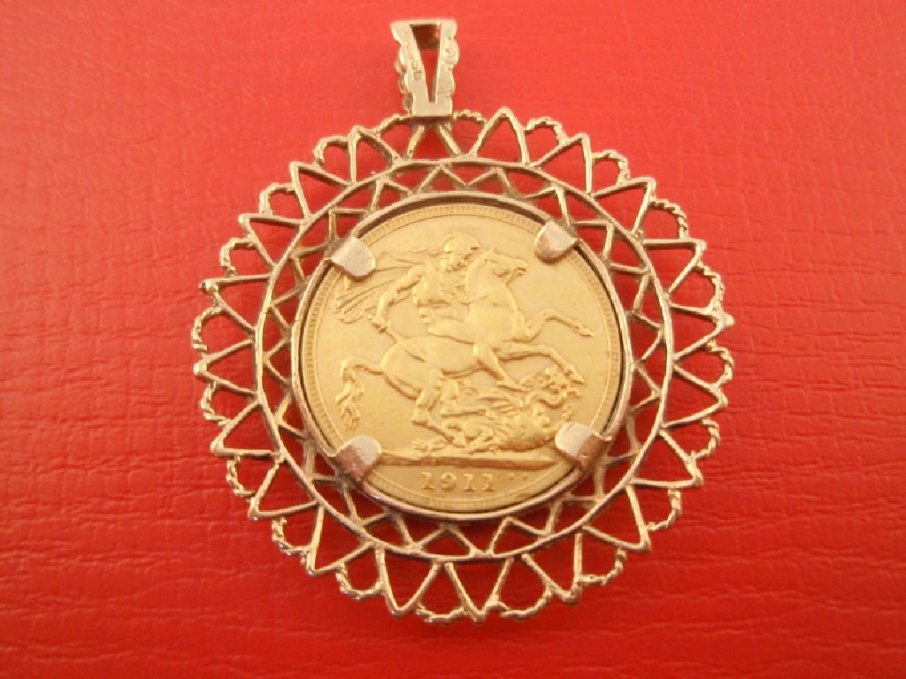 Appraisal: A full sovereign set in a ct pendant gold mount